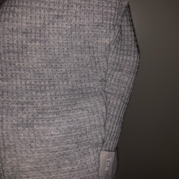 Aritzia TNA Waffle Grey Crop TSHIRT ✨ - Picture 4 of 5